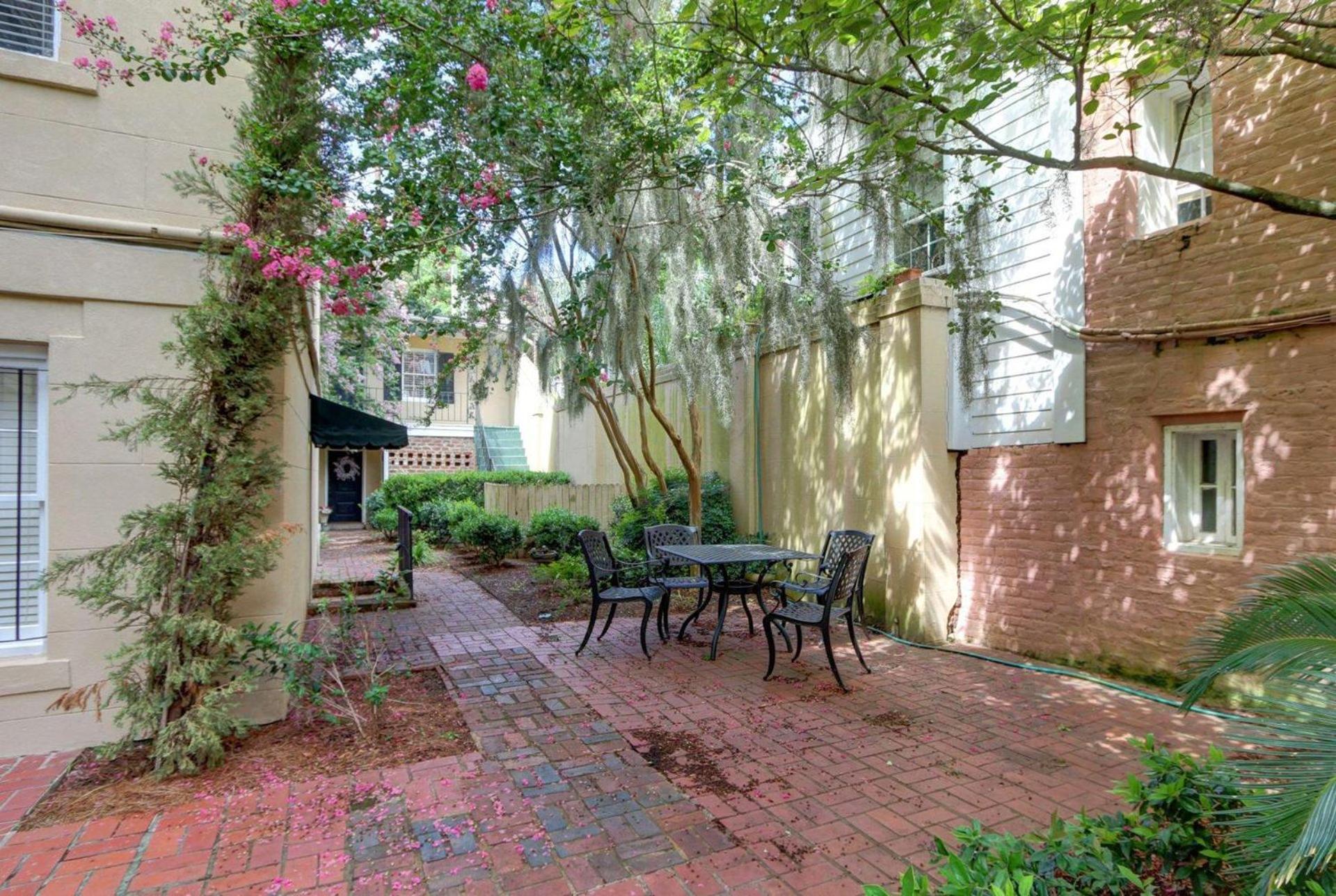 Romancing The Jones Savannah Exterior photo